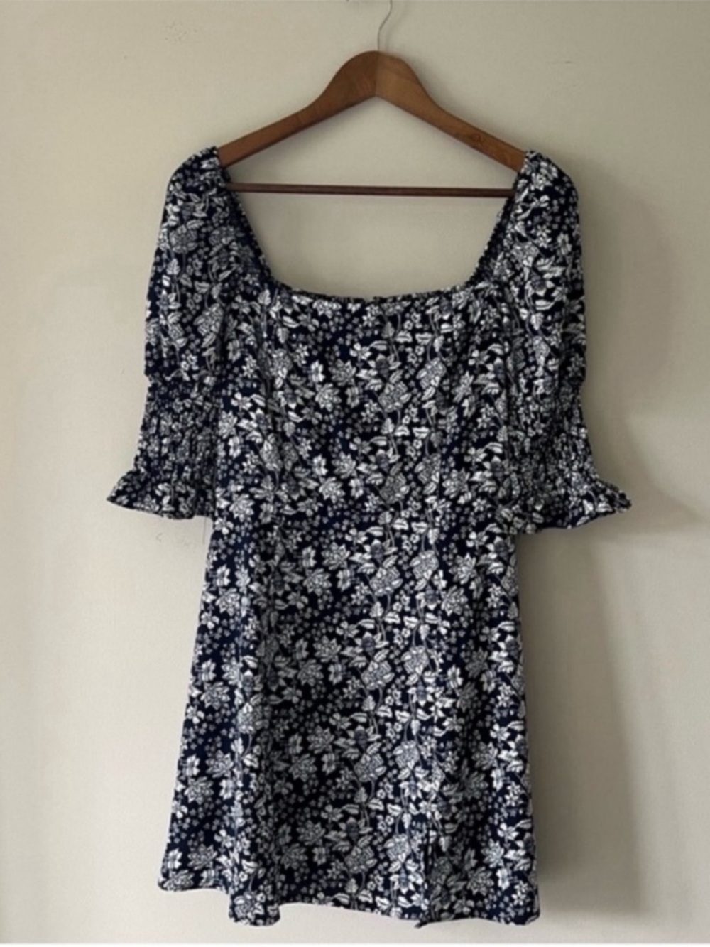 Mi Ami Pauline Smocked Sleeve Navy/White Floral Mini Dress Size Medium NWT
